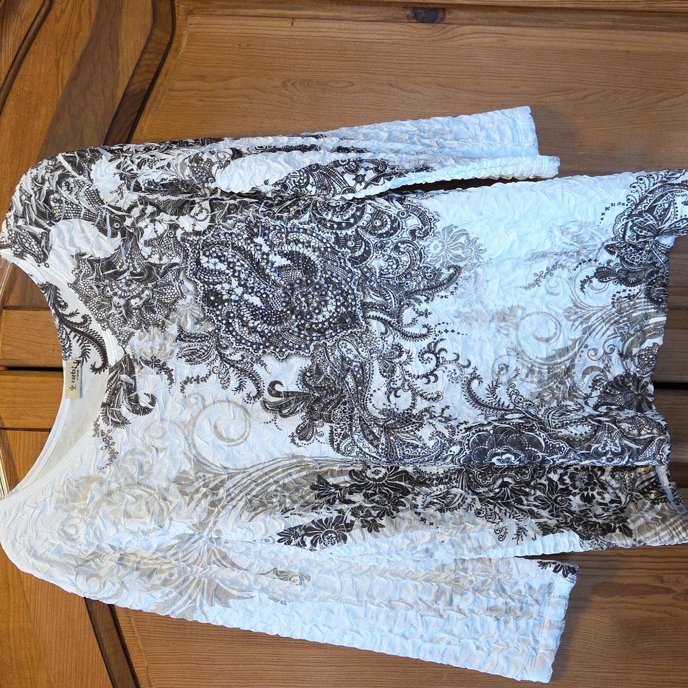 Women's XL White & Black Long Sleeve Top StretchTextured Crinkle Floral